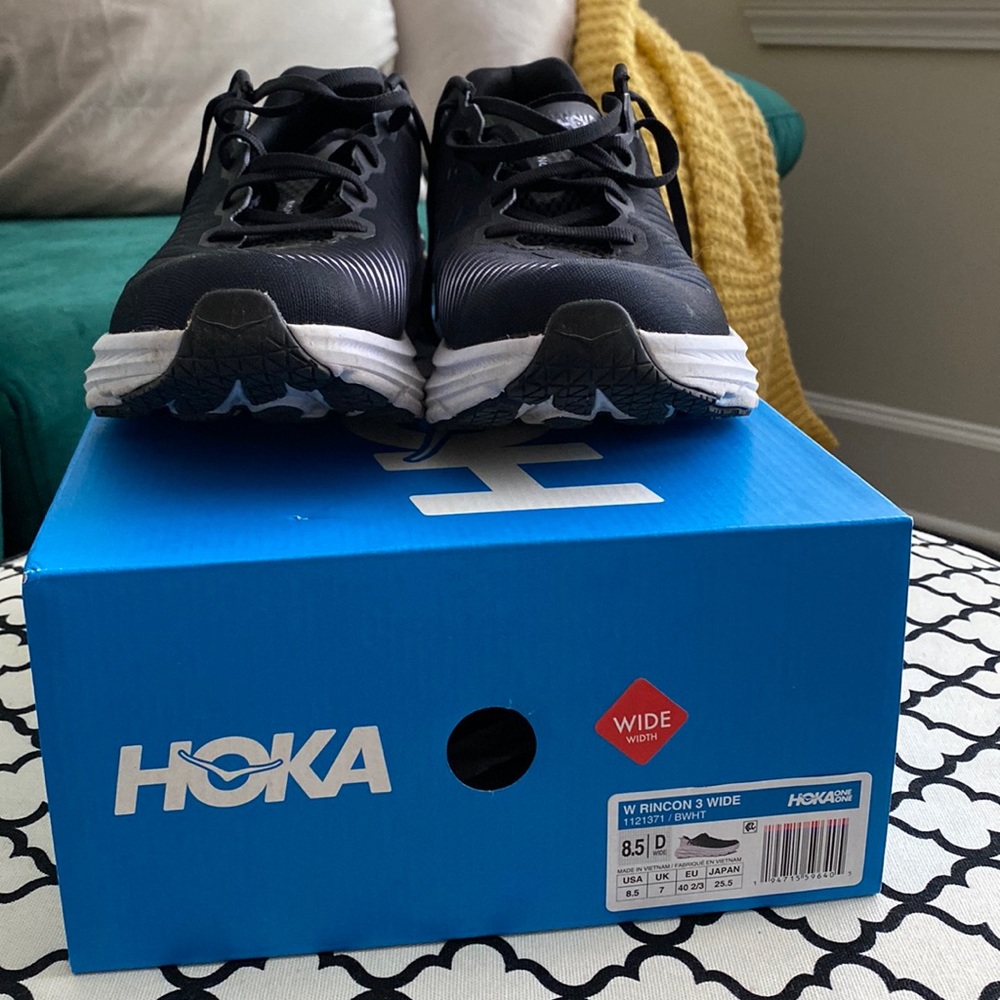 Hoka one one women’s Rincon 3 8.5 Wide width